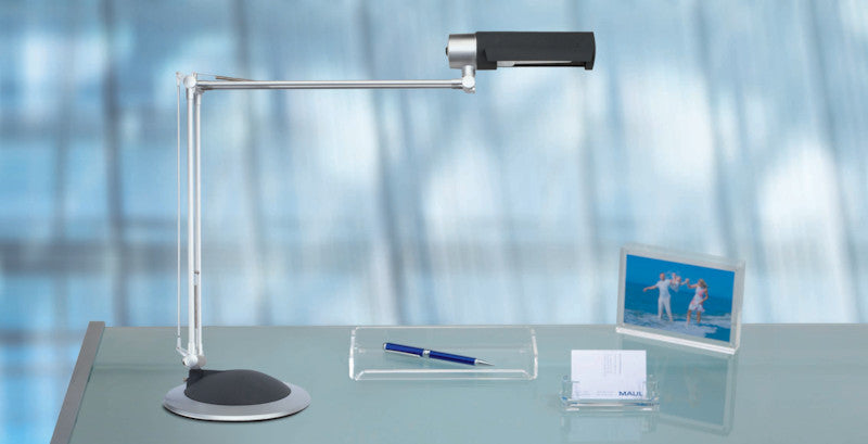 MAUL Tischleuchte Energiesparlampe E27 – Klemmfuss, drehbar & neigbar – 3’000 K – 1’160 lm 12 W – Silber