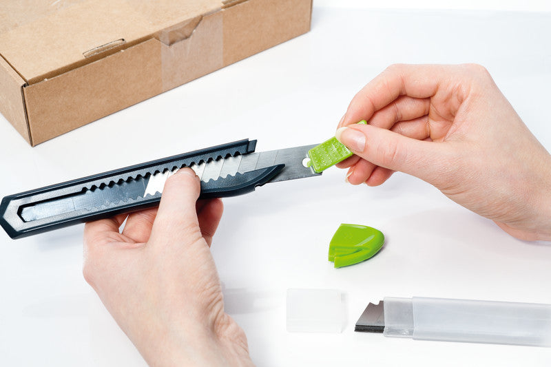 Q-CONNECT Cutter – 18 mm, Klingenarretierung, Linkshändergeeignet, Schwarz, inkl. 1 Klinge
