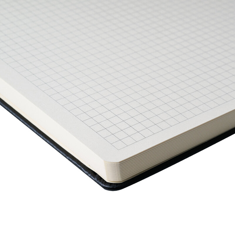 Sakura Notizbuch – 130 × 210 mm – 160 Seiten – 140 g/m² – gebunden, Gummiband, Stiftschlaufe – dunkelindigo