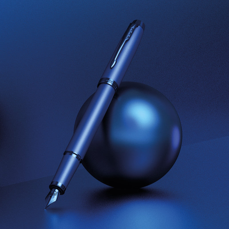 Parker IM Monochrome – Mittlere Feder – für Rechts- & Linkshänder – Blau – Patronen