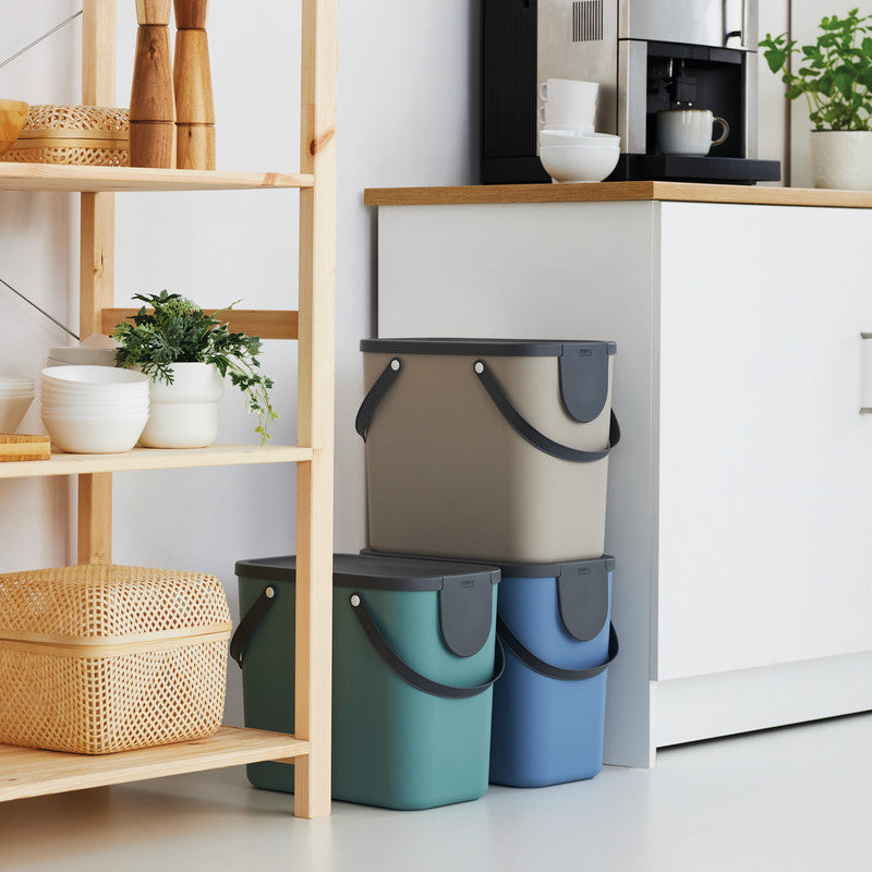 Rotho Abfallcontainer – 25 l – mit Deckel – Kunststoff, Cappuccino – B × H × T 235 × 340 × 400 mm