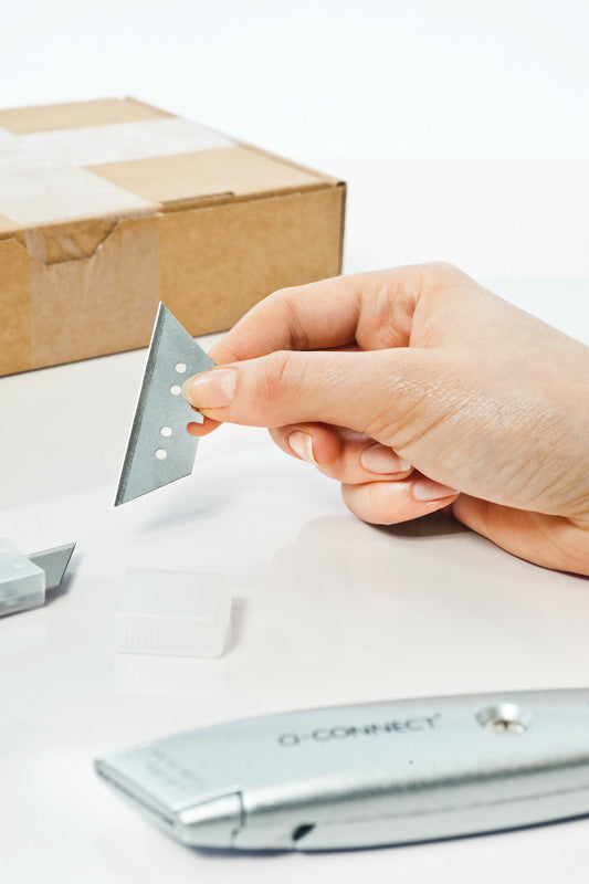 Q-CONNECT Cutter – 18 mm, Klingenarretierung, Linkshändergeeignet, Silber, inkl. 1 Klinge