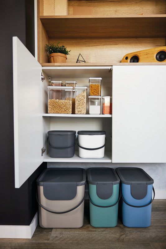 Rotho Abfallcontainer – 40 l – mit Deckel – Kunststoff, Cappuccino – B × H × T 358 × 340 × 400 mm