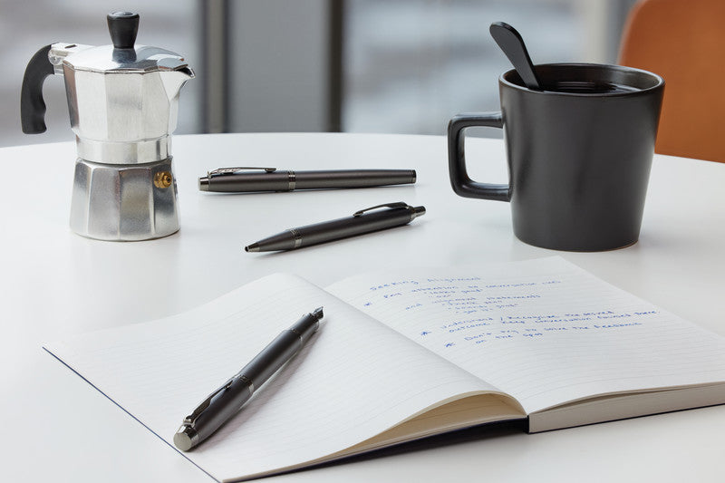 Parker IM Monochrome – Mittlere Feder – für Rechts- & Linkshänder – Titan, blau – Patronen