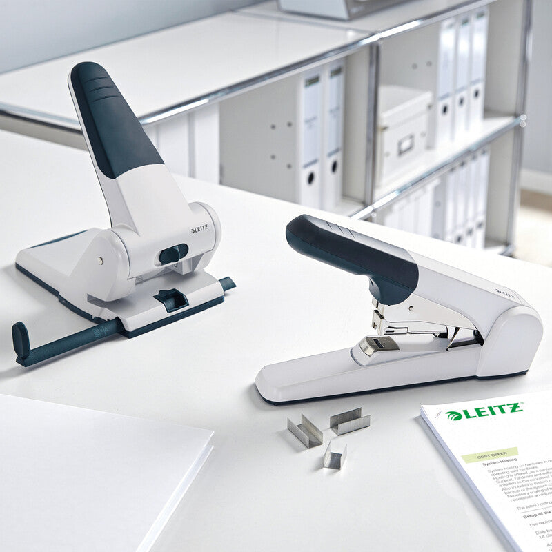 Leitz 5552 – Hefter, 60 Blatt, für 25/10, Flat-Clinch, Einlegetiefe 57 mm, grau
