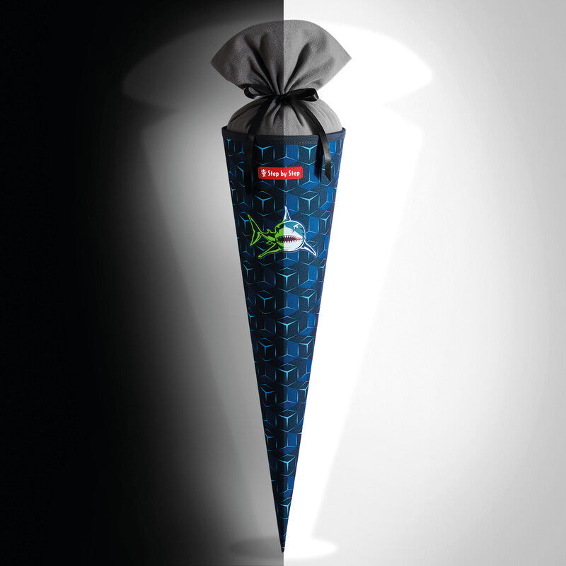 Step by Step Schultüte 70 cm × Ø 18 cm, 5 l – Motiv Shark Dexter – Serie SPACE SHINE – rPET