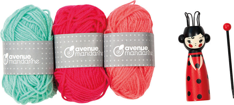 Avenue Mandarine – Bastelset Strickliesl – ab 7 Jahren – 3 Wollknäuel – 28 × 108 × 28 mm