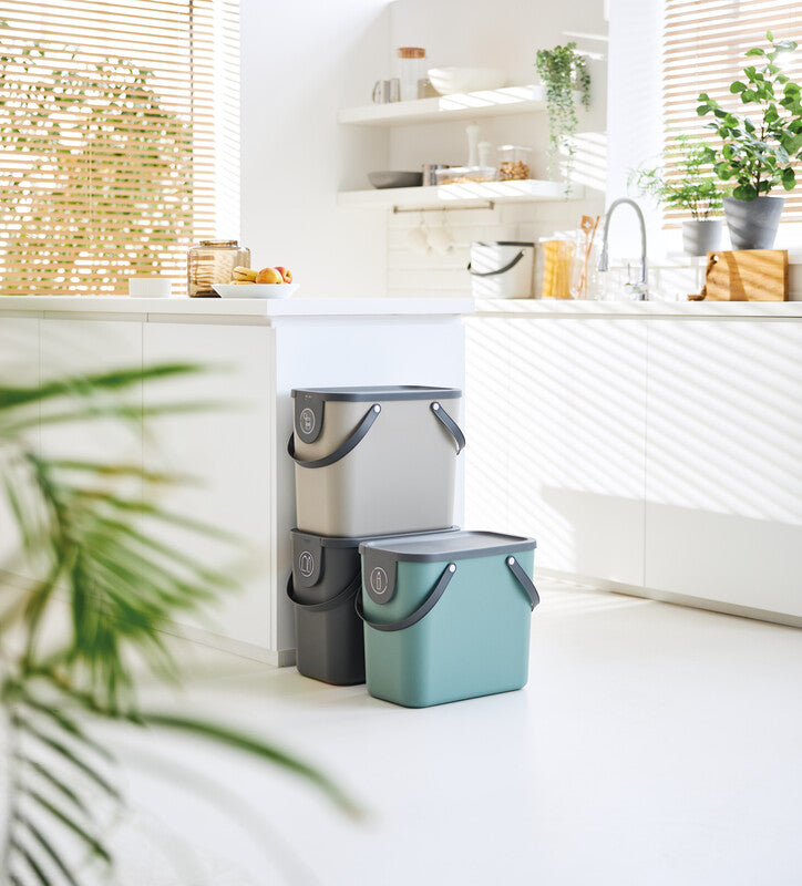 Rotho Abfallcontainer – 25 l – mit Deckel – Kunststoff, Cappuccino – B × H × T 235 × 340 × 400 mm