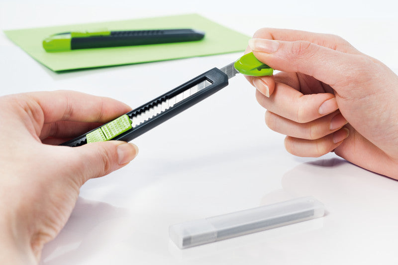 Q-CONNECT Cutter – 9 mm, Klingenarretierung, für Linkshänder geeignet, inkl. 1 Klinge