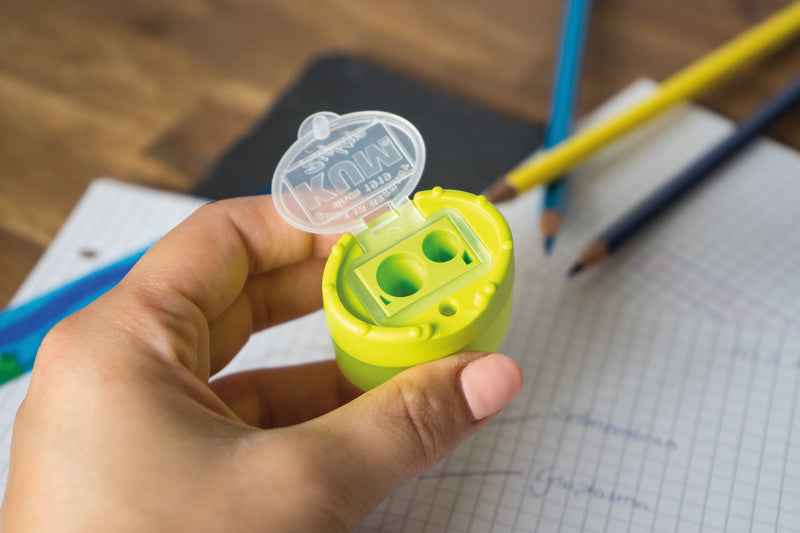 Kum Spitzer – manuell, 2-Loch, mit Behälter, für Blei- und Buntstifte 8 und 11 mm, Kunststoff, assortiert