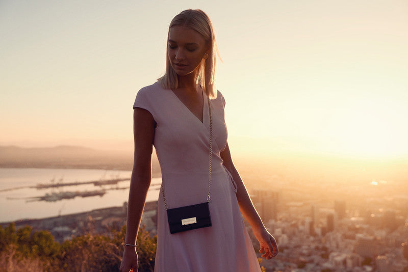 Ideal of Sweden – Booklet-Hülle Saffiano Schwarz – für Apple iPhone X/XS – Kunstleder – mit Kartenfach
