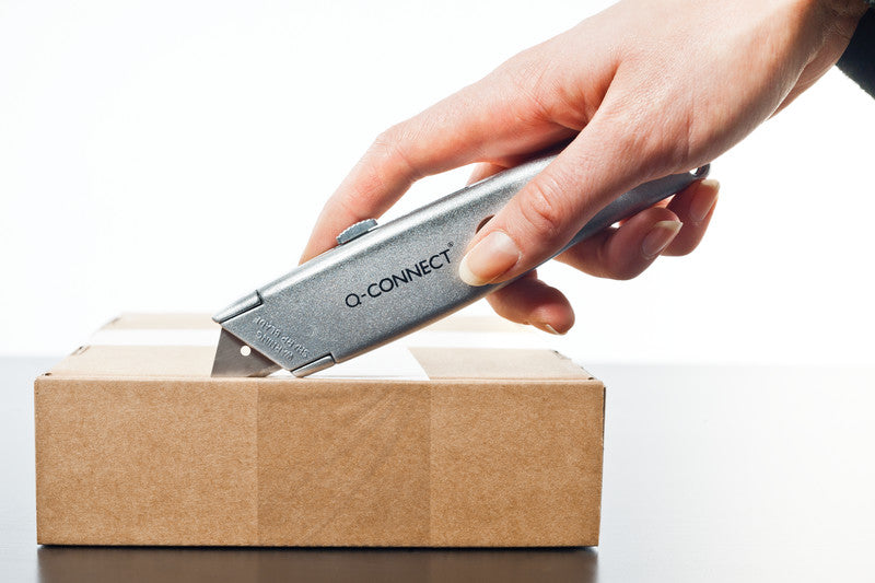 Q-CONNECT Cutter – 18 mm, Klingenarretierung, Linkshändergeeignet, Silber, inkl. 1 Klinge