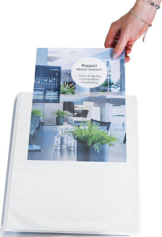 Q-connect Zeigebuch – A4 Hochformat – 4-Ring Bügelmechanik, Ø 40 mm, Rücken 62 mm – Weiss, mit Sichttasche