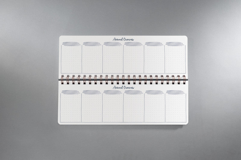 Sigel JOLIE Wochenplaner – undatiert, 1 Woche/2 Seiten, Spiralbindung, 30 × 11,4 cm, mit Ständer
