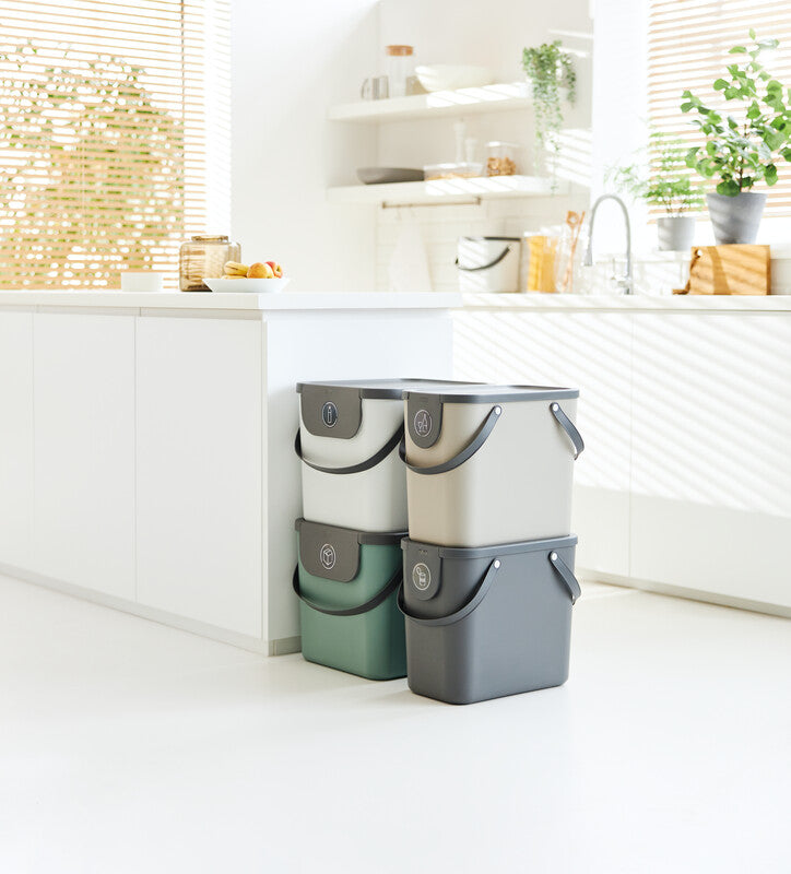 Rotho Abfallcontainer – 25 l – mit Deckel – Kunststoff, Cappuccino – B × H × T 235 × 340 × 400 mm
