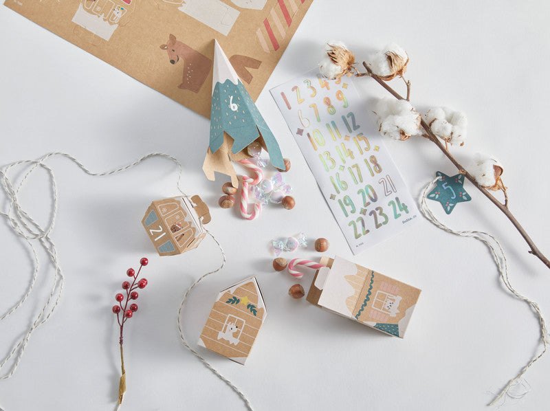 Folia Adventskalender-Set Dorf im Schnee – 8 Kartonhäuser, 40 Hangtags – 250 × 350 × 10 mm