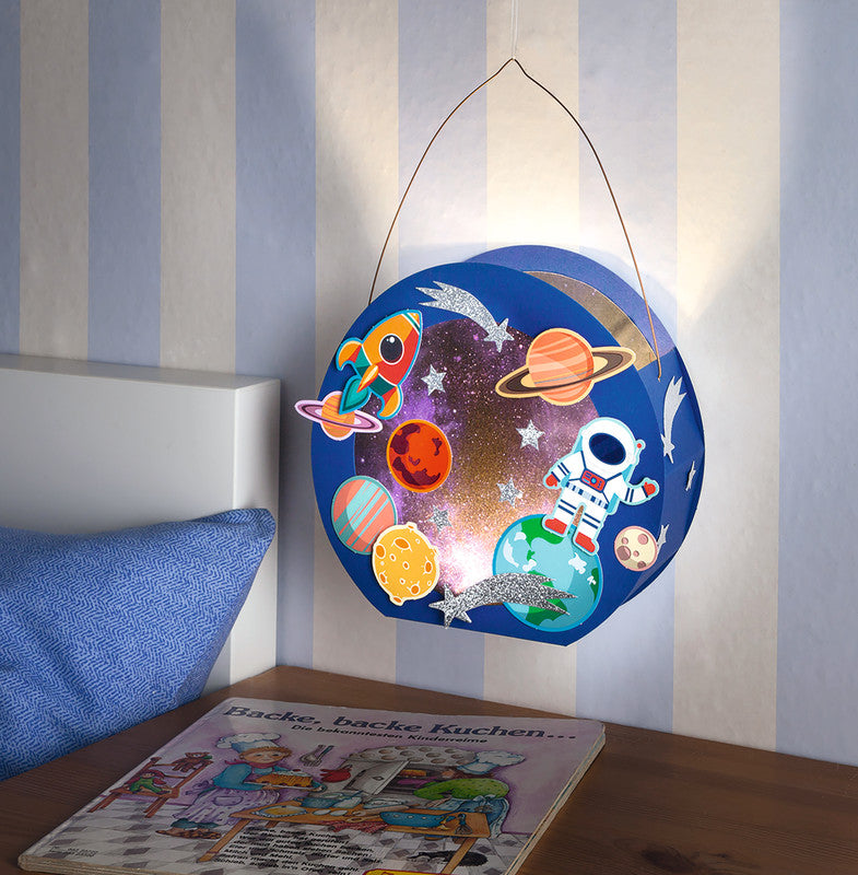 Folia Bastelset Laterne – Weltraum – 2 Bogen Fotokarton, 2 Transparentpapier, 2 Glitterkarton – 2× CR2032
