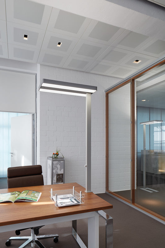 MAUL LED Tischleuchte – Klemmfuss, Bewegungssensor, dimmbar – 4000 K – 7'200 lm 80 W – Silber Aluminium