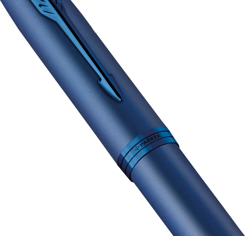 Parker IM Monochrome – Mittlere Feder – für Rechts- & Linkshänder – Blau – Patronen
