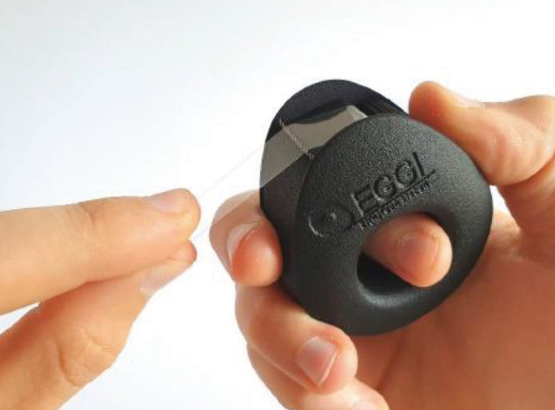 Eggi Handabroller – für Rollenbreite bis 19 mm, für Bandlänge bis 10 m, für Kern 1", Metallmesser, Kunststoff