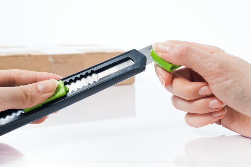Q-CONNECT Cutter – 18 mm, Klingenarretierung, Linkshändergeeignet, Schwarz, inkl. 1 Klinge