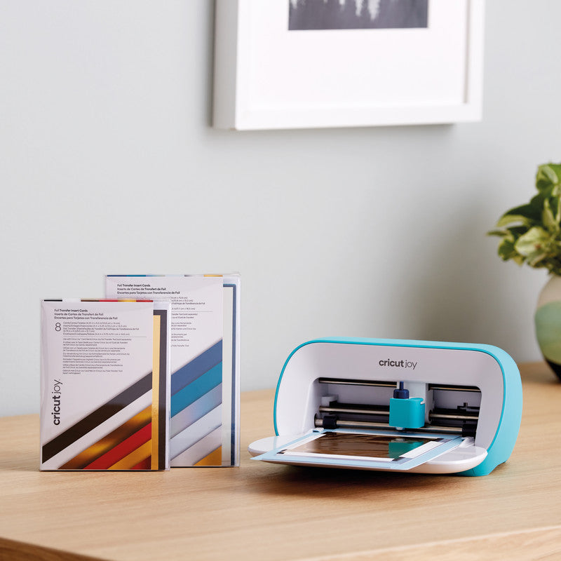 Cricut Kartenset – 8 Doppelkarten, 8 Einklebekarten, 8 Folientransferblätter, 8 weisse Briefumschläge