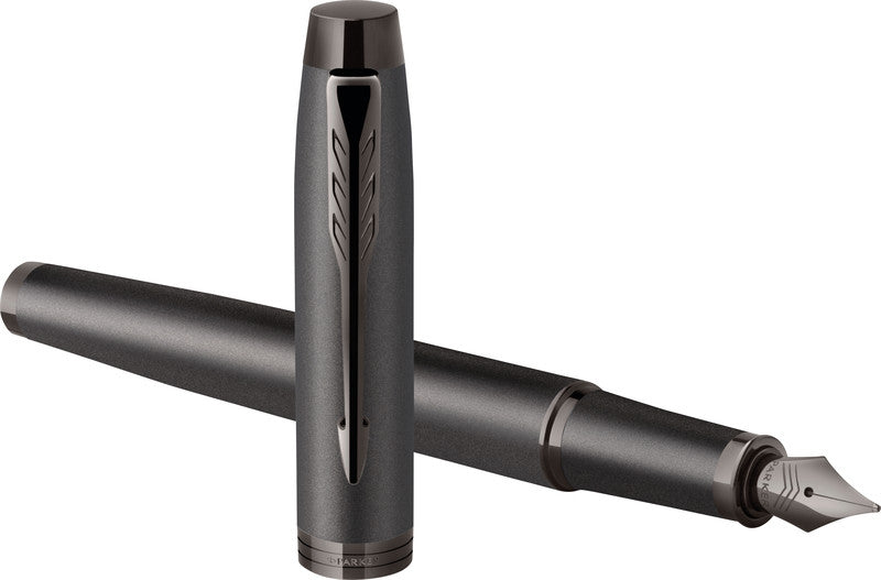Parker IM Monochrome – Mittlere Feder – für Rechts- & Linkshänder – Titan, blau – Patronen