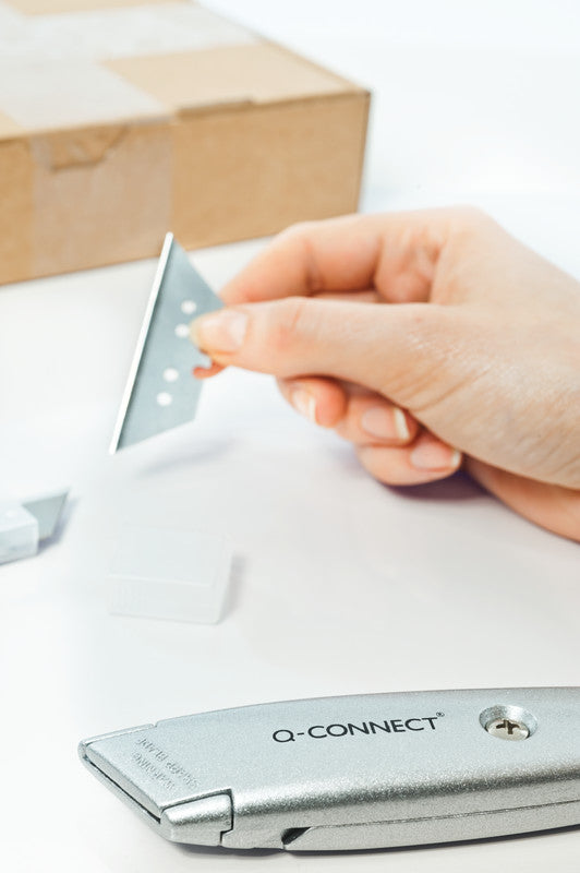 Q-CONNECT Cutter – 18 mm, Klingenarretierung, Linkshändergeeignet, Silber, inkl. 1 Klinge