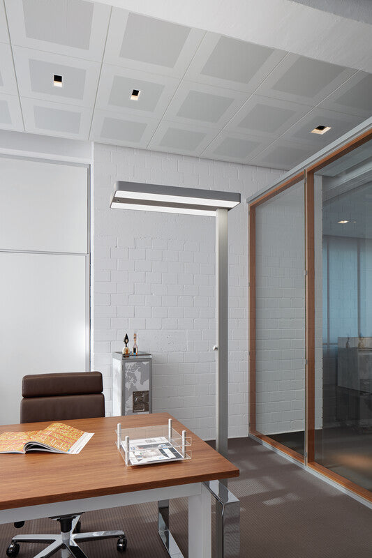 MAUL LED-Stehleuchte Juvis – Bewegungssensor, dimmbar – 4000 K – 13'060 lm 68 W – Silber Aluminium