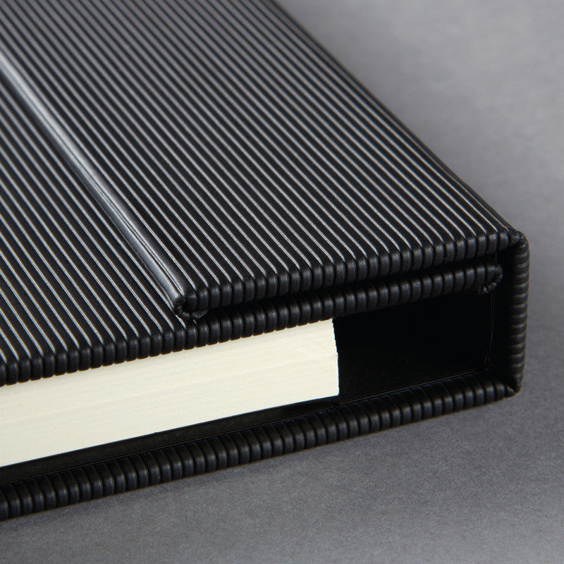 Sigel Notizbuch, 245 × 315 mm, kariert, Fadenheftung, 194 Seiten, 80 g/m² – schwarz