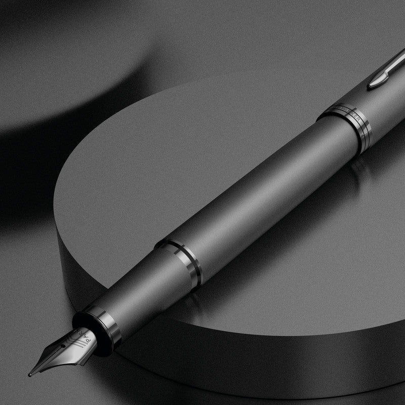 Parker IM Monochrome – Mittlere Feder – für Rechts- & Linkshänder – Titan, blau – Patronen