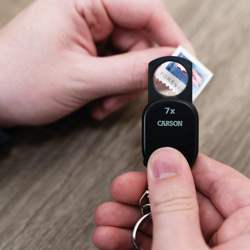 Carson Schlüsselanhänger-Lupe – 7×, ausfahrbar, schwarz