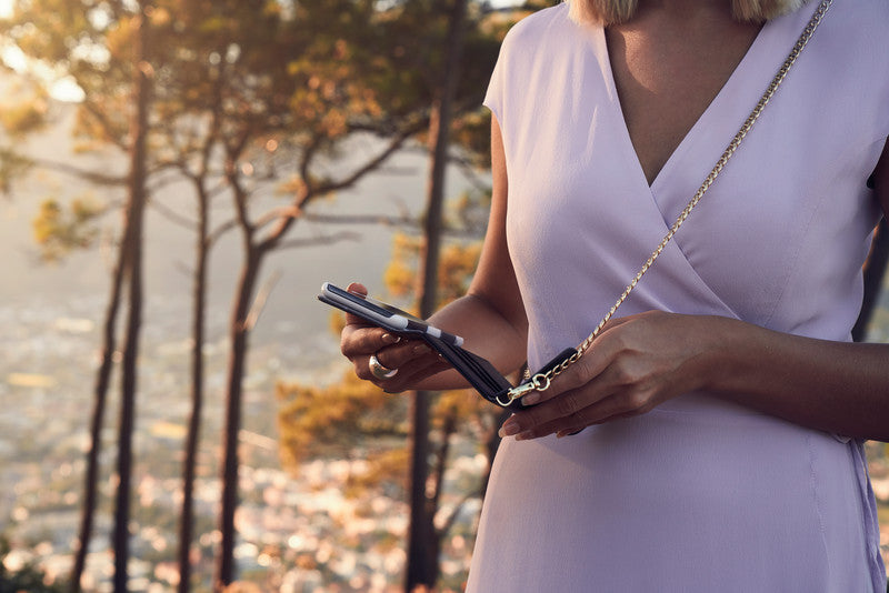 Ideal of Sweden – Booklet-Hülle Saffiano Schwarz – für Apple iPhone X/XS – Kunstleder – mit Kartenfach