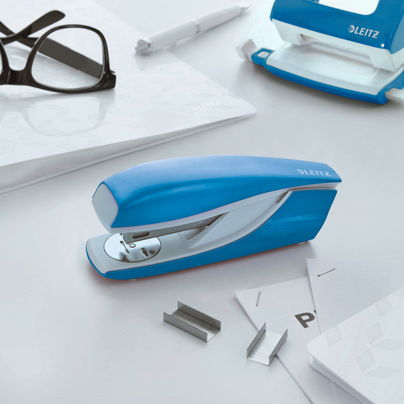 Leitz NeXXt 5502 – Hefter, 30 Blatt, für 24/6, 26/6, Oberlademechanik, Einlegetiefe 38 mm, blau