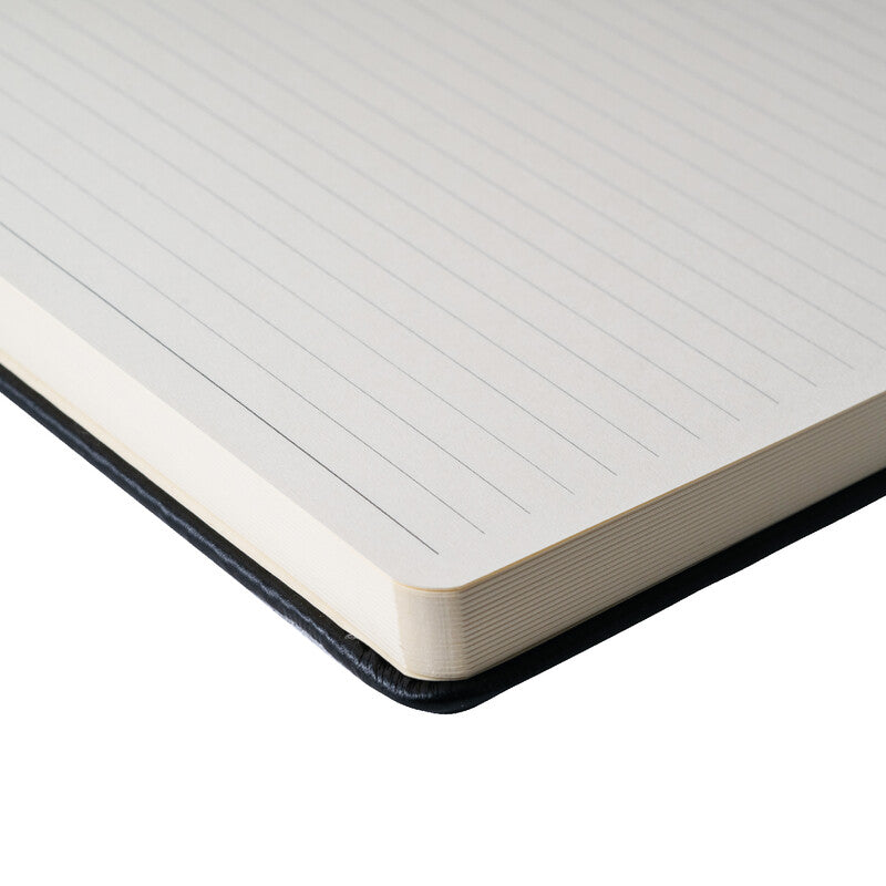 Sakura Notizbuch – A4 – Liniert 7 mm – 160 Seiten – 140 g/m² – Gebunden, Gummiband, Stiftschlaufe, Schwarz