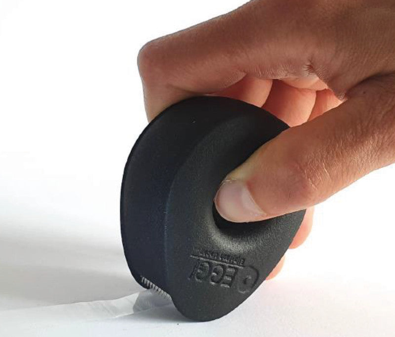 Eggi Handabroller – für Rollenbreite bis 19 mm, für Bandlänge bis 10 m, für Kern 1", Metallmesser, Kunststoff