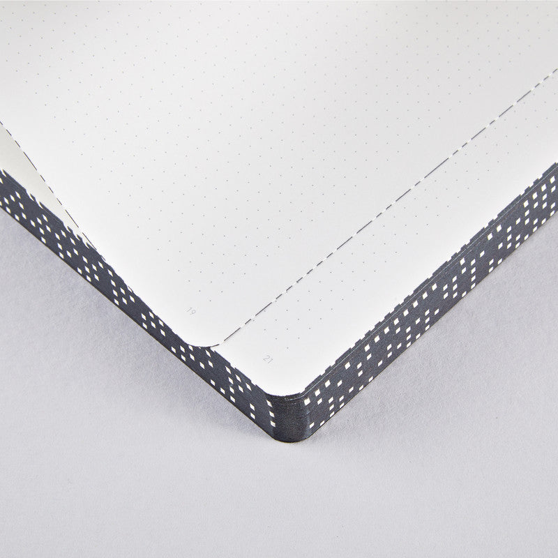 nuuna Notizbuch – 165 × 220 mm – 5 mm punktiert – 256 Seiten – 120 g/m² – Softcover, schwarz/weiss