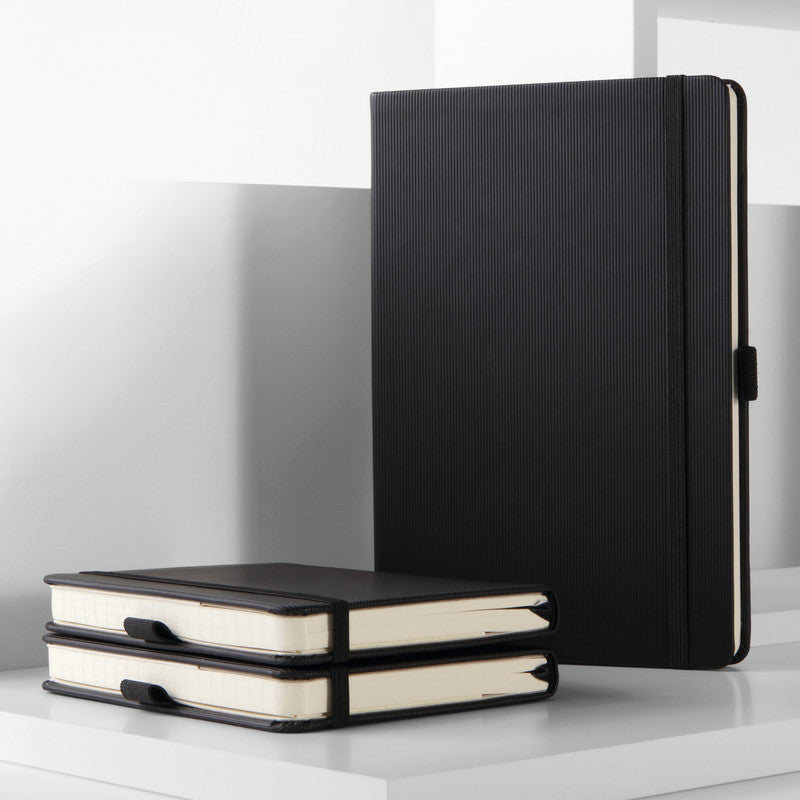 Sigel Notizbuch, 213 × 295 mm, kariert, Fadenheftung, 194 Seiten, 80 g/m² – schwarz